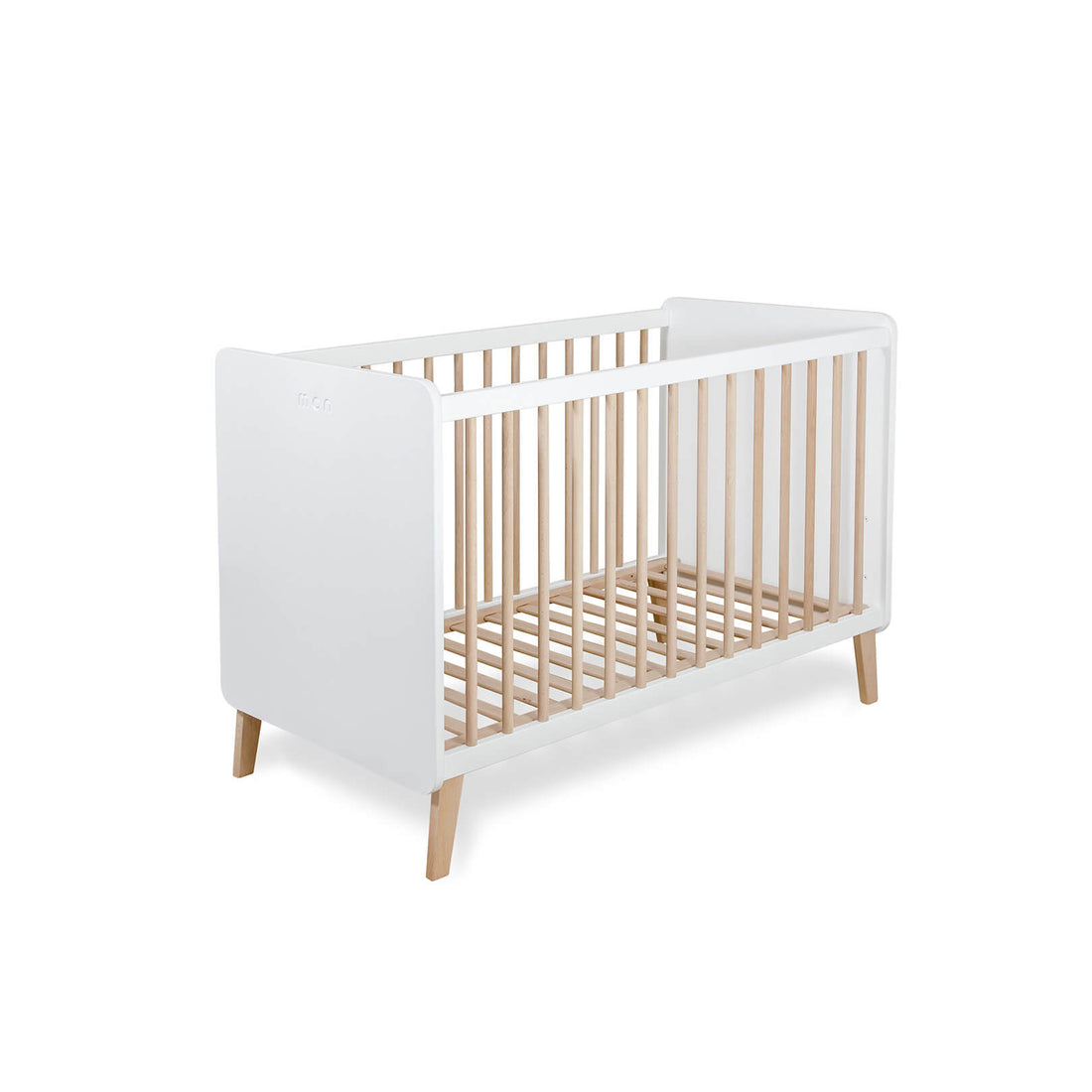 Berço Micuna Trevi 120x60 em quarto de bebé, com cómoda trocador e decoração natural.