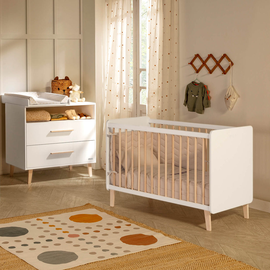 Berço Micuna Trevi 120x60 em quarto de bebé, com cómoda trocador e decoração natural.