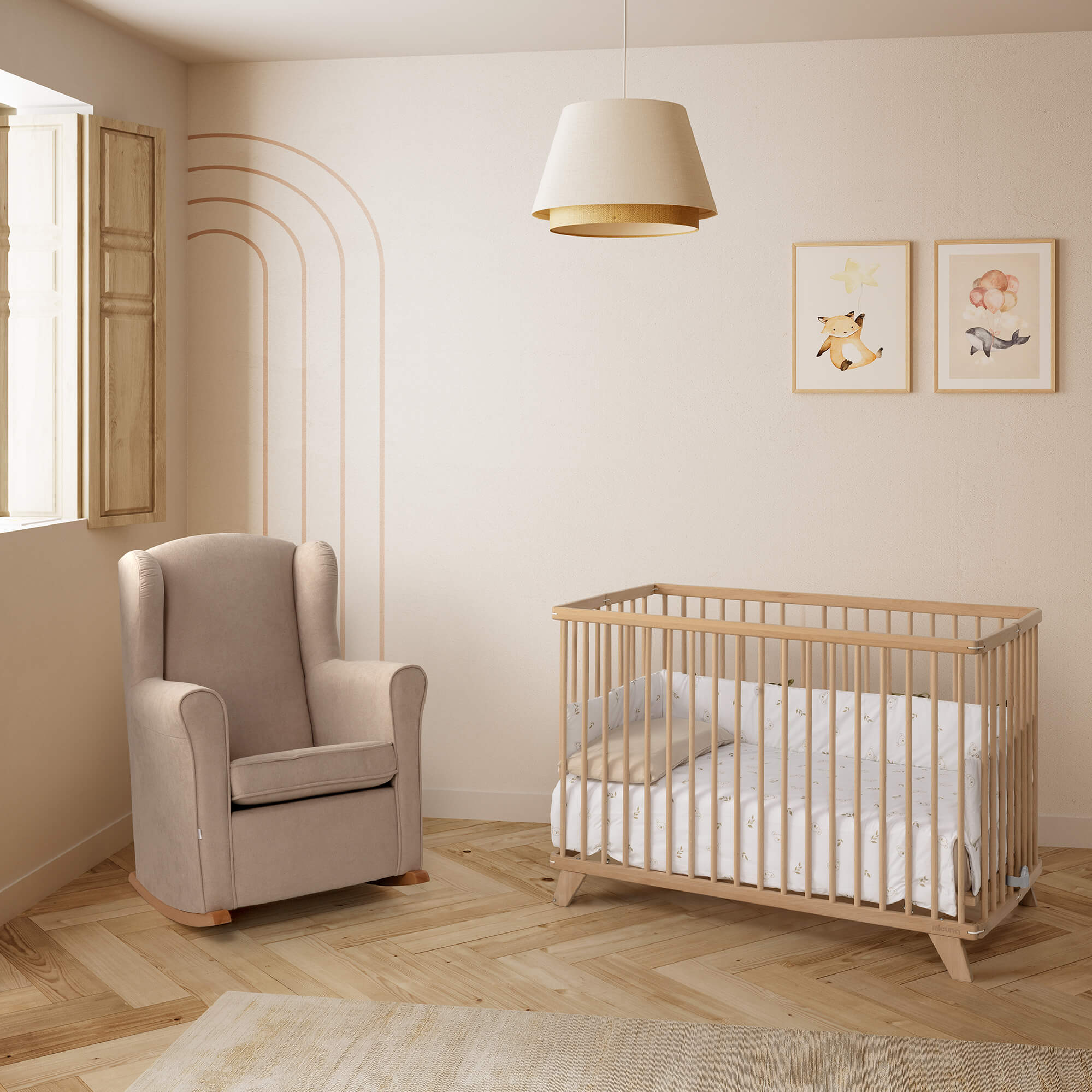 Poltrona de amamentação Micuna Nanny bege com balancim de madeira, integrada num quarto de bebé com berço e decoração suave.