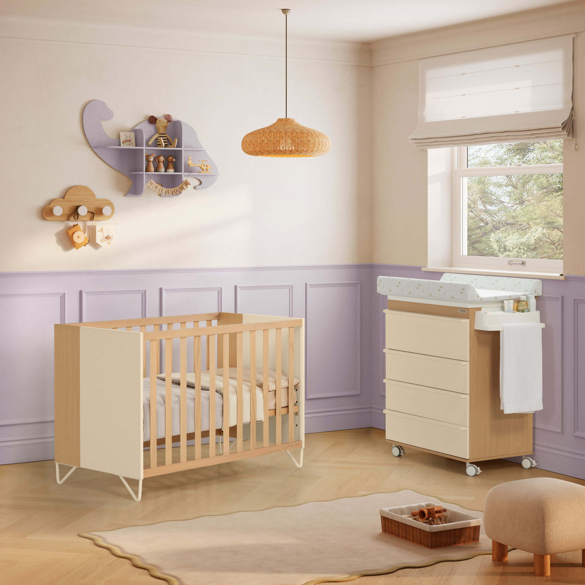 Micuna Amaia Berço 120x60 em Carvalho claro / Baunilha num quarto de bebé com cómoda e tapete.