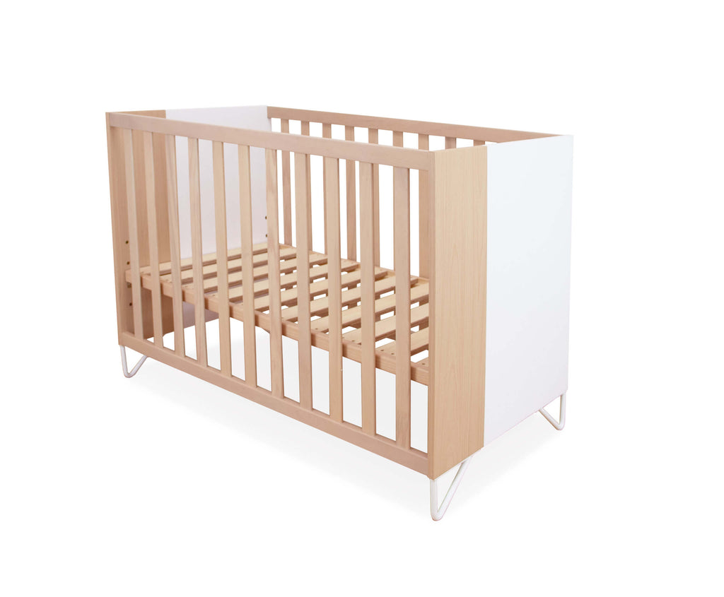 Micuna Amaia Berço 120x60 em Madeira / Branco com estrado e pés metálicos, em fundo branco.