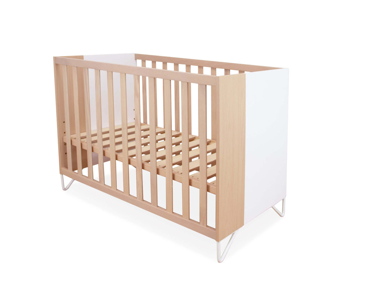 Micuna Amaia Berço 120x60 em Madeira / Branco com estrado e pés metálicos, em fundo branco.