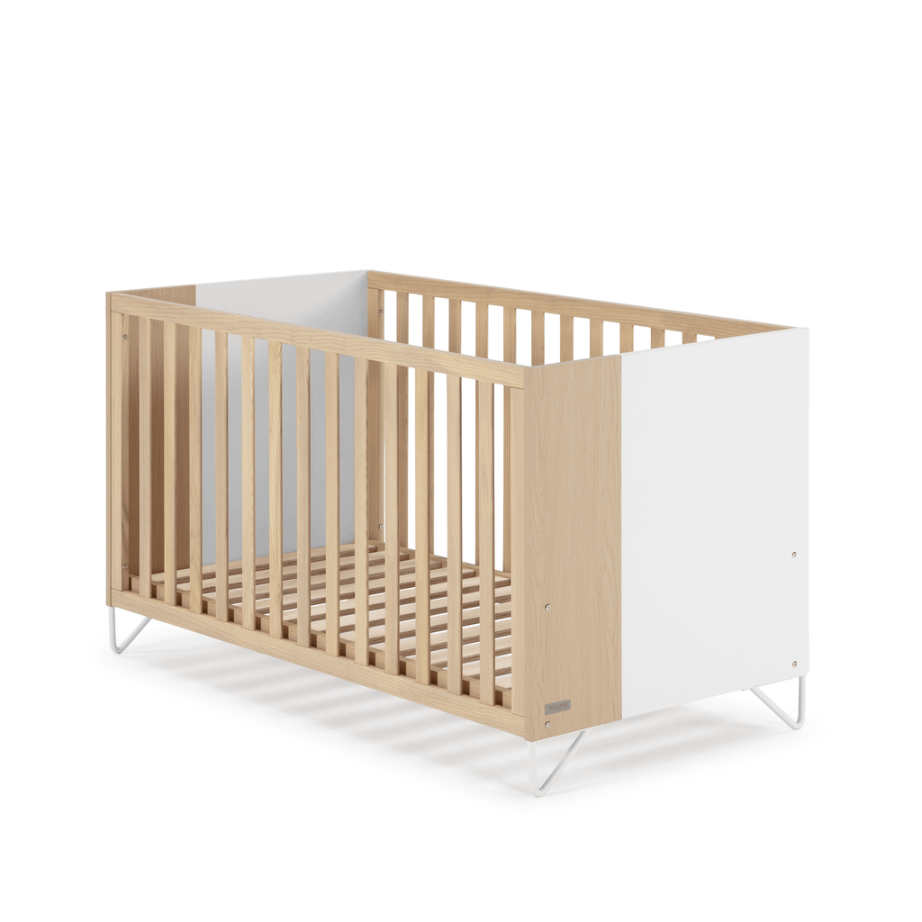 Micuna Big Amaia Berço 140x70 em Madeira / Branco como berço, com estrado e pés metálicos, em fundo branco.