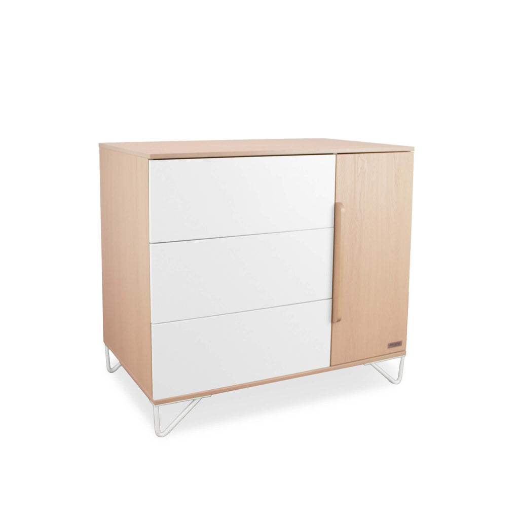 Micuna Amaia Cómoda CO-2024 em Madeira / Branco com 3 gavetas e pés metálicos, em fundo branco.