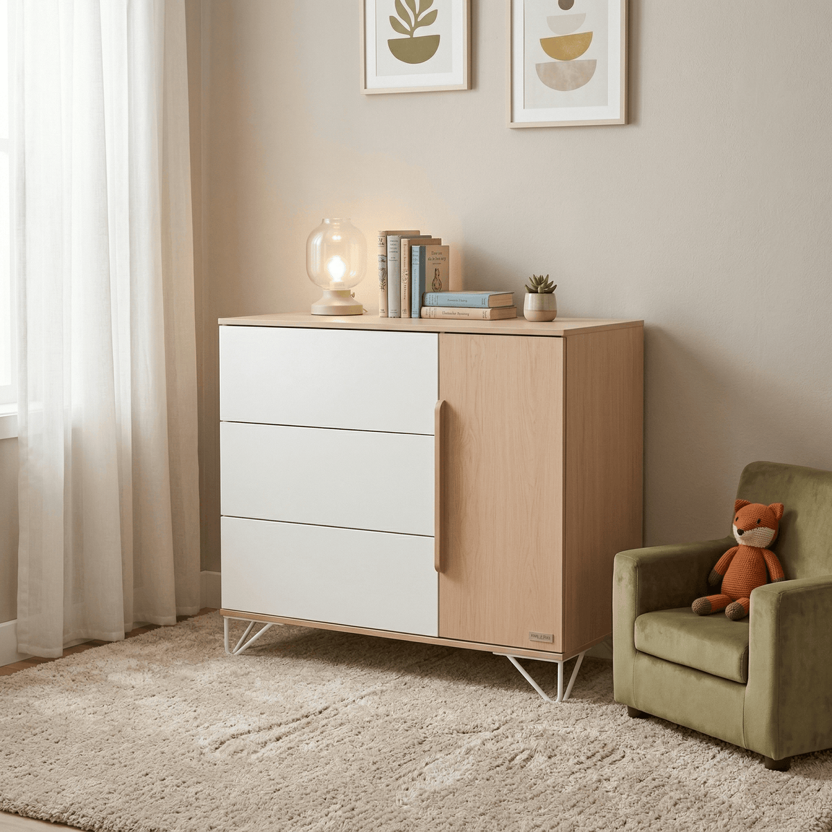 Micuna Amaia Cómoda CO-2024 em Madeira / Branco com 3 gavetas e porta lateral, junto a uma poltrona.