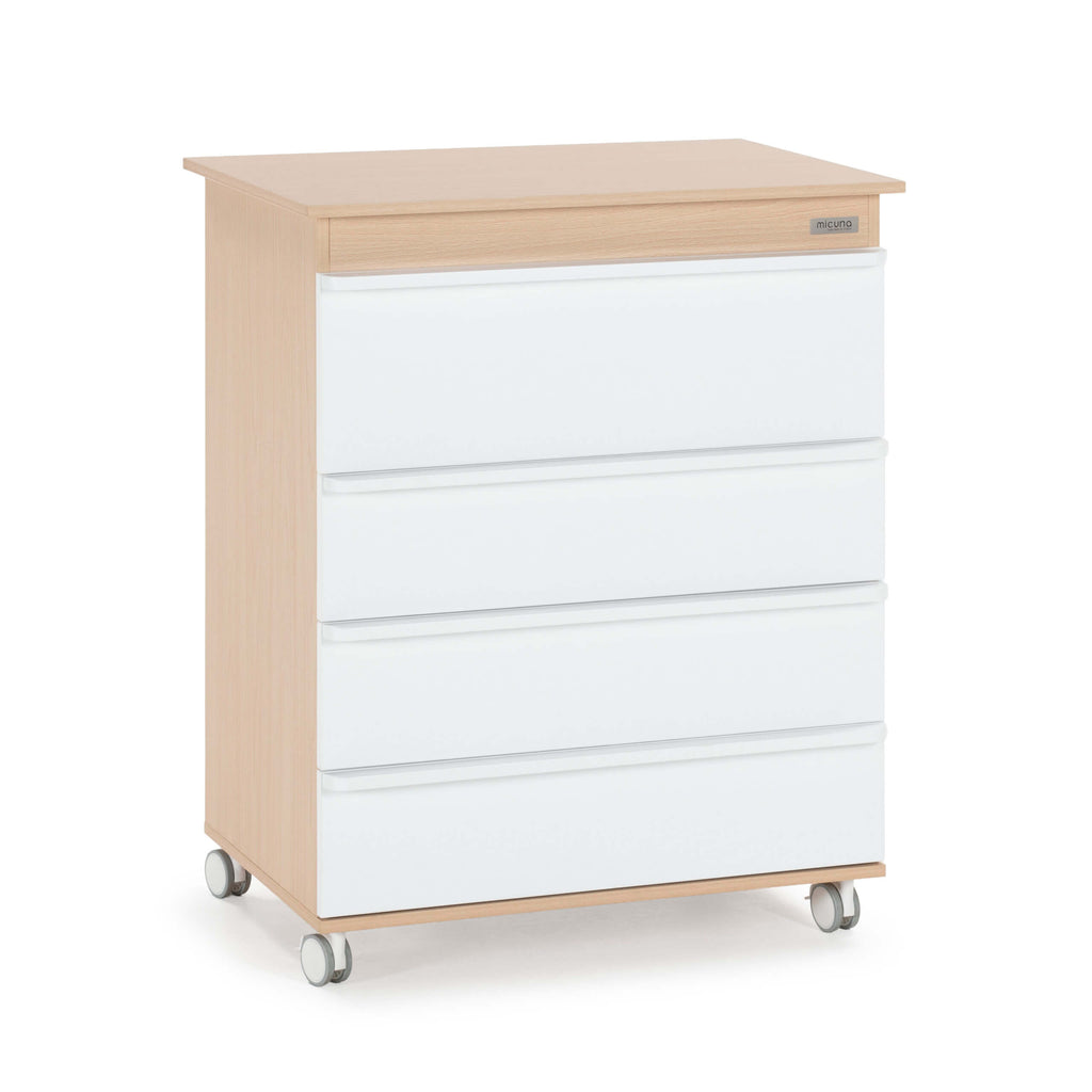 Micuna Amaia BD-2027 em Madeira / Branco visto de frente, com 4 gavetas de fecho suave e rodas, em fundo branco.