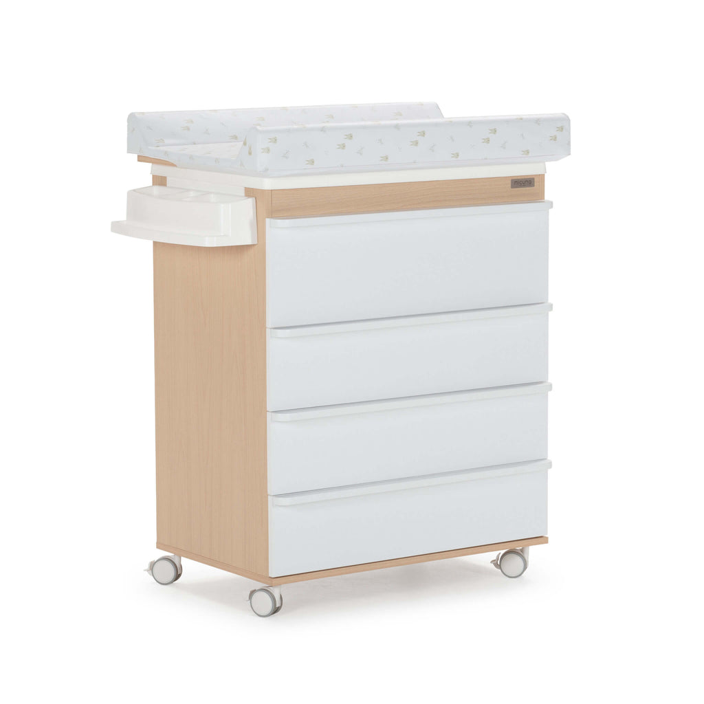 Micuna Amaia Banheira desmontável BD-2027 em Madeira / Branco com banheira, muda-fraldas e rodas, em fundo branco.