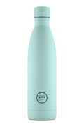 Garrafa Térmica Cool Bottles Pastel Sky de 750ml, em tom azul-esverdeado pastel, com acabamento emborrachado e logótipo circular da marca.