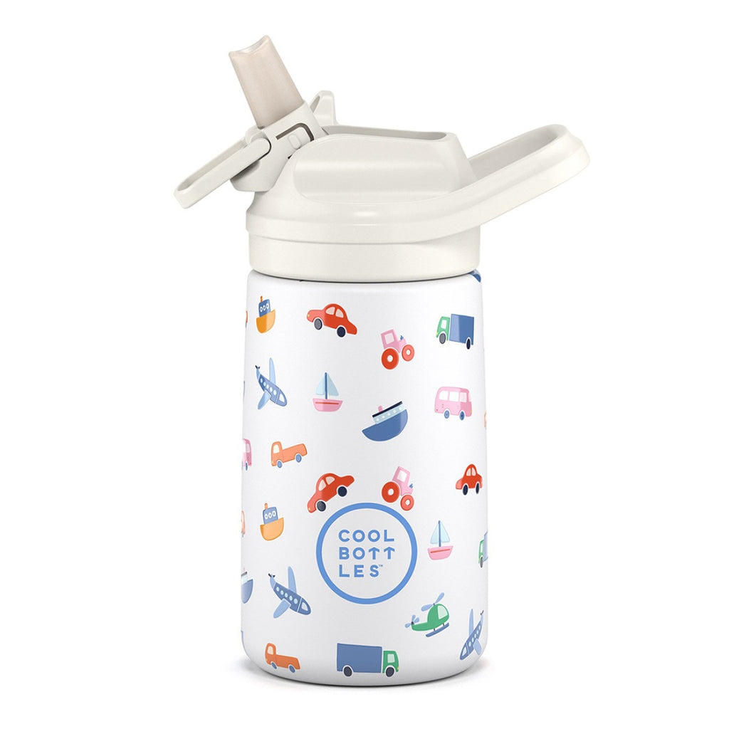 Garrafa térmica Cool Bottles Little Wheels de 350ml, branca com padrão de veículos coloridos, bico de palhinha retrátil e alça, sobre fundo branco.