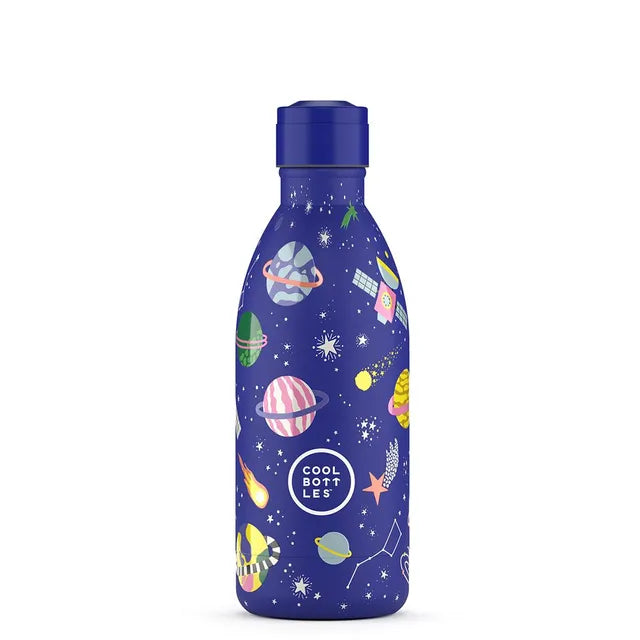 Garrafa Térmica Cool Bottles Stellar Journey 500ml azul escura com design espacial e tampa azul de rosca.