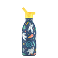 Garrafa térmica Cool Bottles Galactic Ride 500ml com design de astronautas e planetas, tampa amarela com palhinha e pega de silicone, vista frontal.