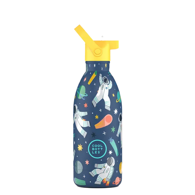 Garrafa térmica Cool Bottles Galactic Ride 500ml com design de astronautas e planetas, tampa amarela com palhinha e pega de silicone, vista frontal.
