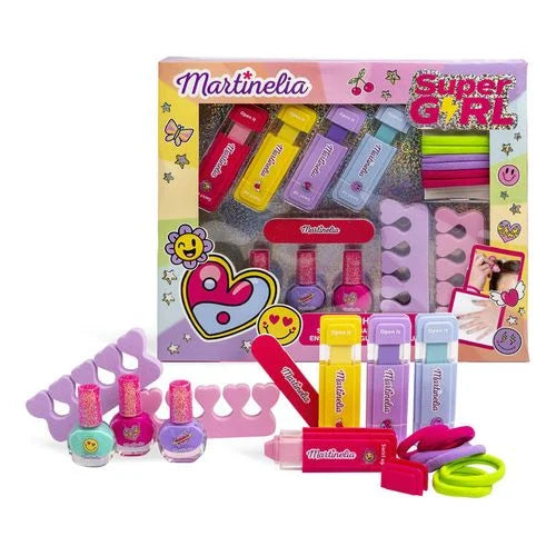 Conjunto Martinelia Super Girl de unhas e cabelo, exibindo a caixa aberta com vernizes, giz de cabelo, fitas, separadores de dedos e lima.