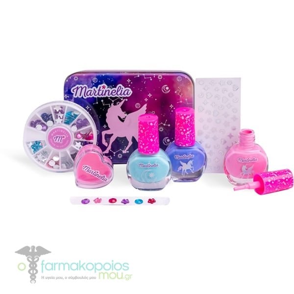 Conteúdo do kit Martinelia Galaxy Dreams de nail art espalhado sobre fundo branco, incluindo três vernizes de unhas, brilho labial, autocolantes, caixa metálica e pedras decorativas.