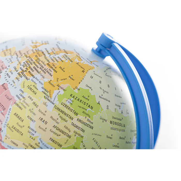Detalhe do Globo Tecnodidattica Giacomino Continenti, focado na Ásia e Europa de Leste, com países e capitais.