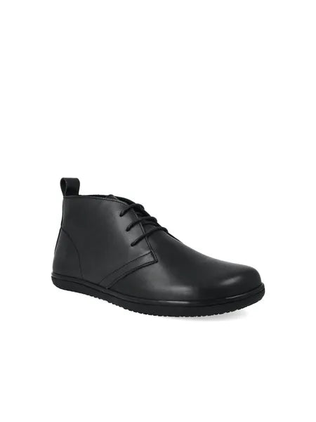 Vista lateral do sapato barefoot Angles Atlas preto, sem atacadores visíveis, focando o material de pele lisa.