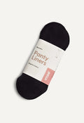 Um penso diário ImseVimse Panty Liner preto dobrado e embalado, com uma etiqueta branca que indica 