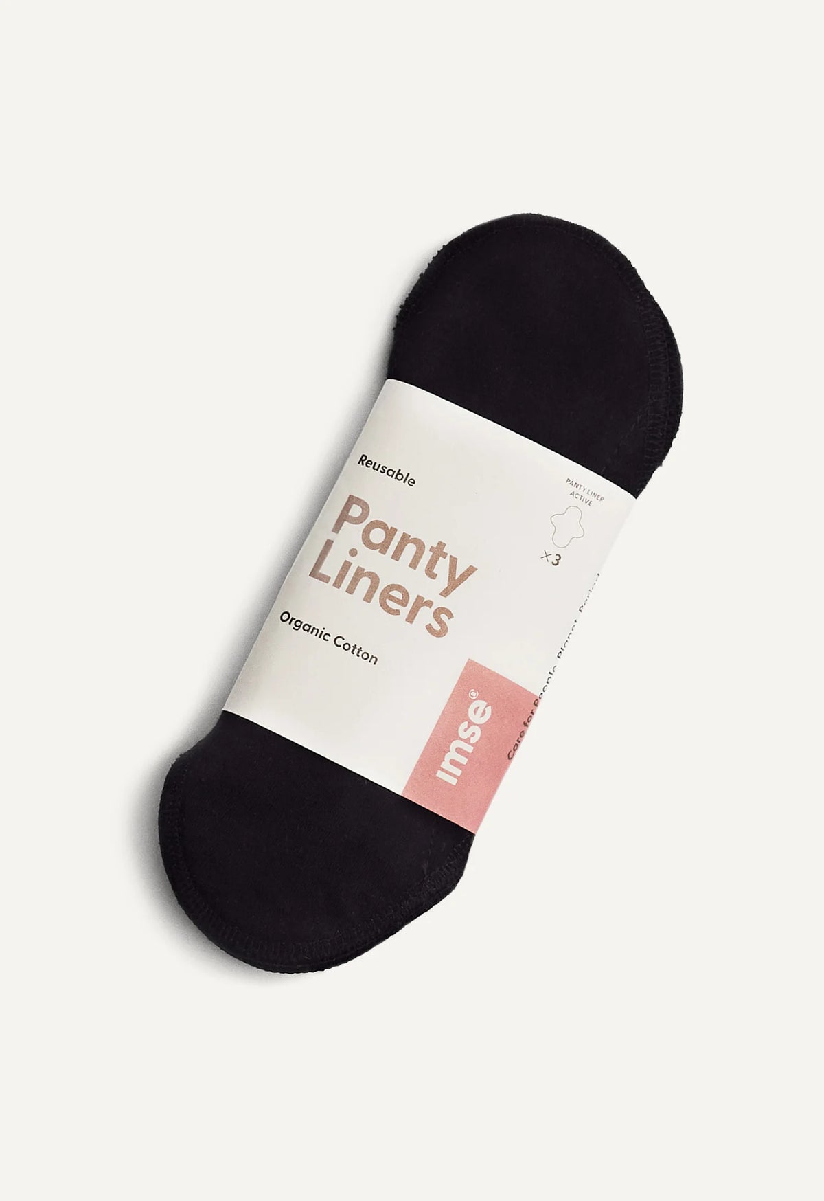 Um penso diário ImseVimse Panty Liner preto dobrado e embalado, com uma etiqueta branca que indica "Reusable", "Panty Liners", "Organic Cotton" e "x3".