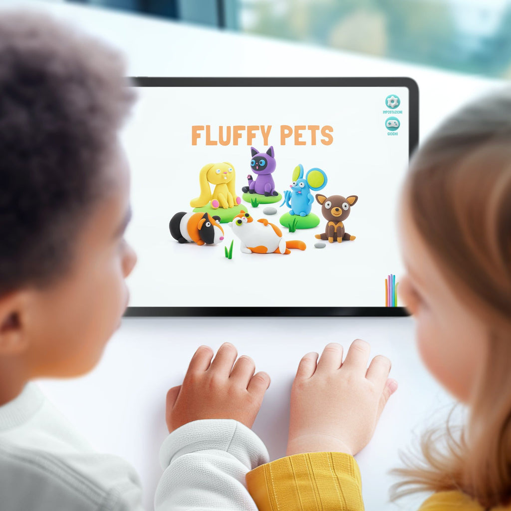 Duas crianças a observar um tablet com a aplicação HEY CLAY a mostrar os animais do conjunto Fluffy Pets.
