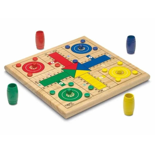 Tabuleiro de madeira do jogo do Ludo da Cayro, montado com as peças e os copos coloridos prontos para começar a partida.