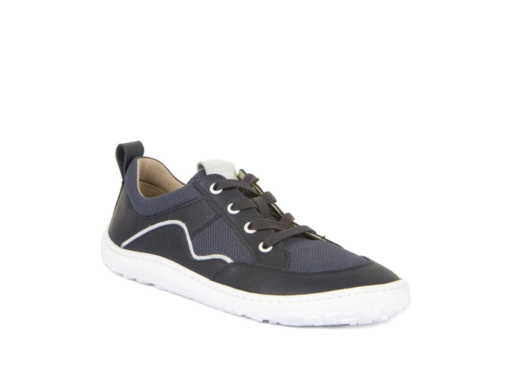 Sapatilha Froddo Barefoot Geo Dark Blue, em azul escuro com detalhes brancos e sola flexível.