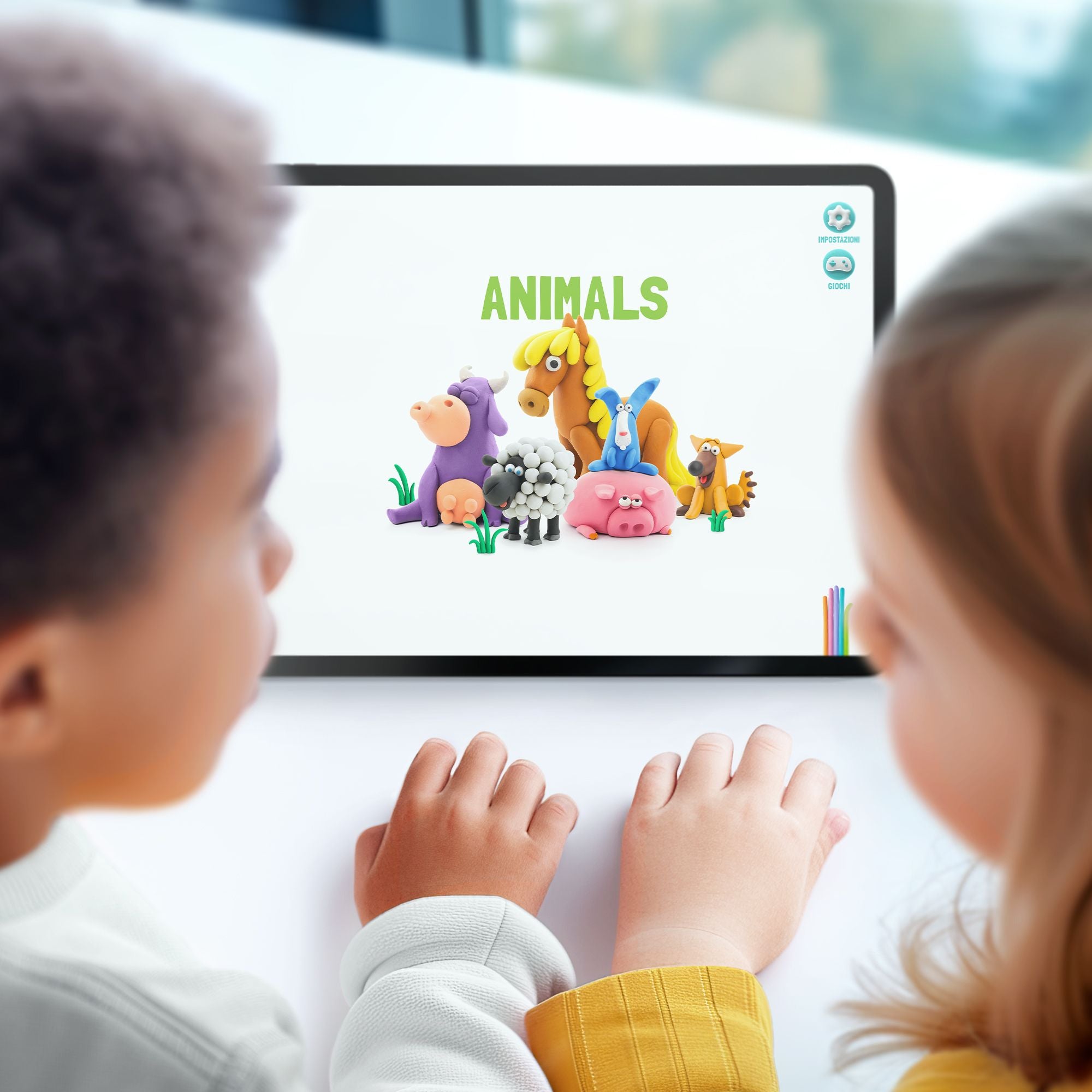 Duas crianças a observar um tablet que exibe a aplicação HEY CLAY com os 6 animais do conjunto (touro, cavalo, ovelha, coelho, porco, cão) e o título "ANIMALS".