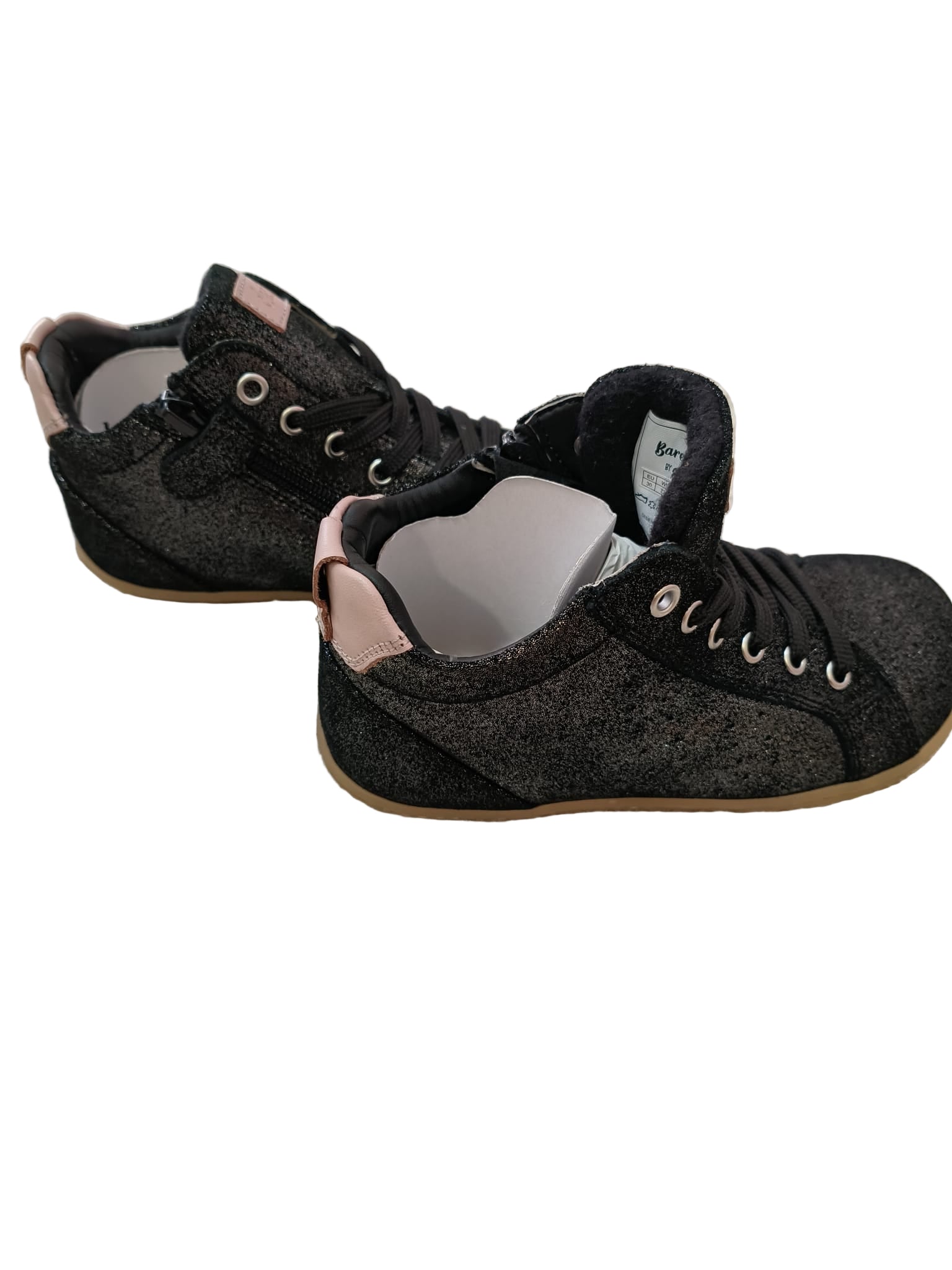 Botas Chetto Barefoot Pretas com glitter e detalhes rosa, vista superior oblíqua, mostrando o fecho lateral com zíper.