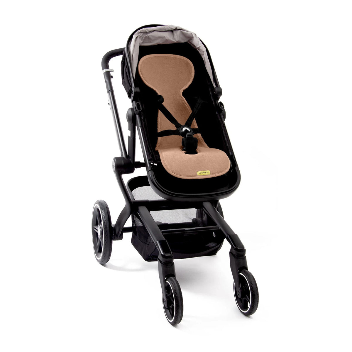 Capa anti transpirante Aeromoov AirLayer 3D Grupo B cor Tuscany colocada num carrinho de passeio