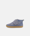 Bota infantil Blanditos by Crio's Alaska em ganga (jeans) azul, vista lateral esquerda, com fecho de velcro e sola de borracha.