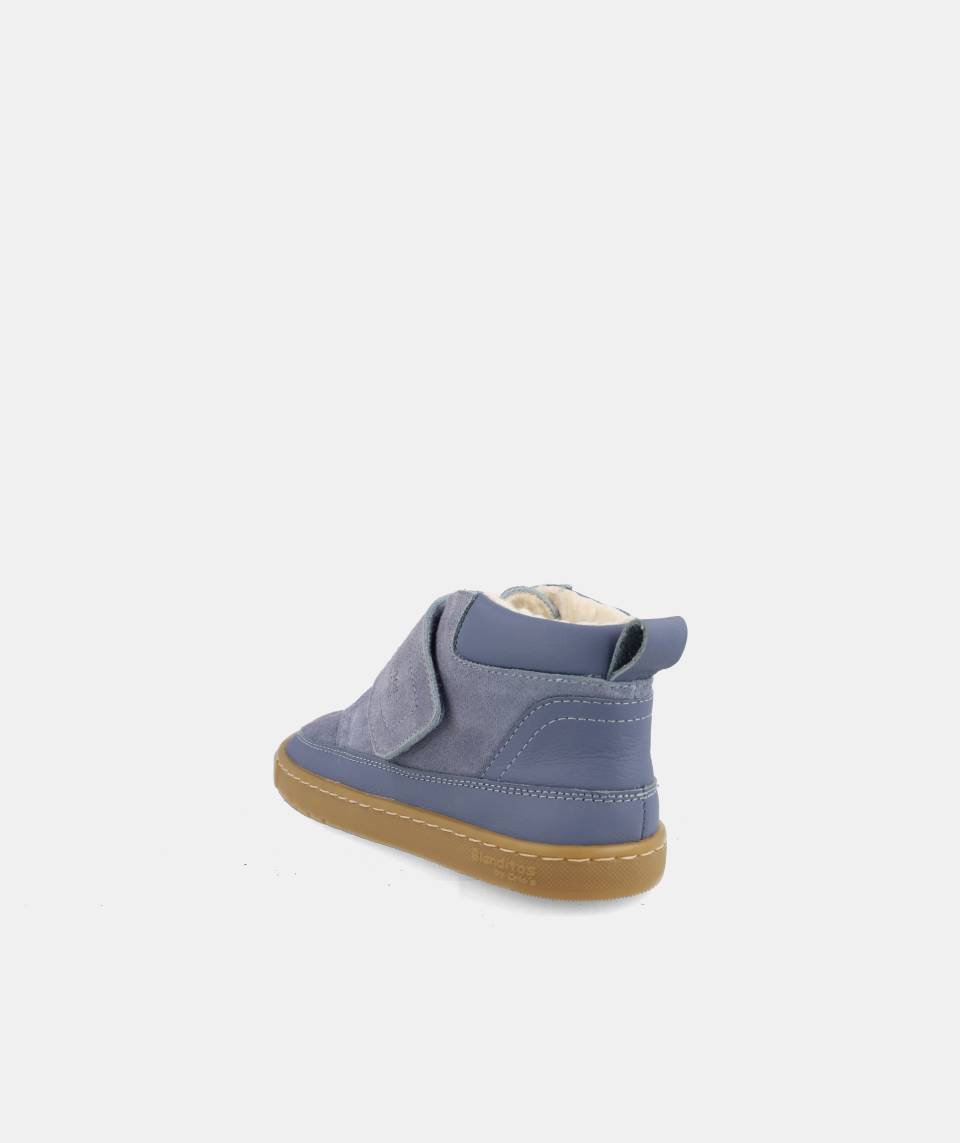 Bota infantil Blanditos by Crio's Alaska em ganga (jeans) azul, vista traseira-lateral, mostrando o calcanhar e a sola flexível.