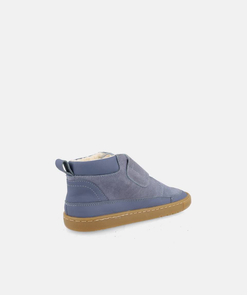 Bota infantil Blanditos by Crio's Alaska em ganga (jeans) azul, vista lateral direita, com detalhes de costura e a sola.