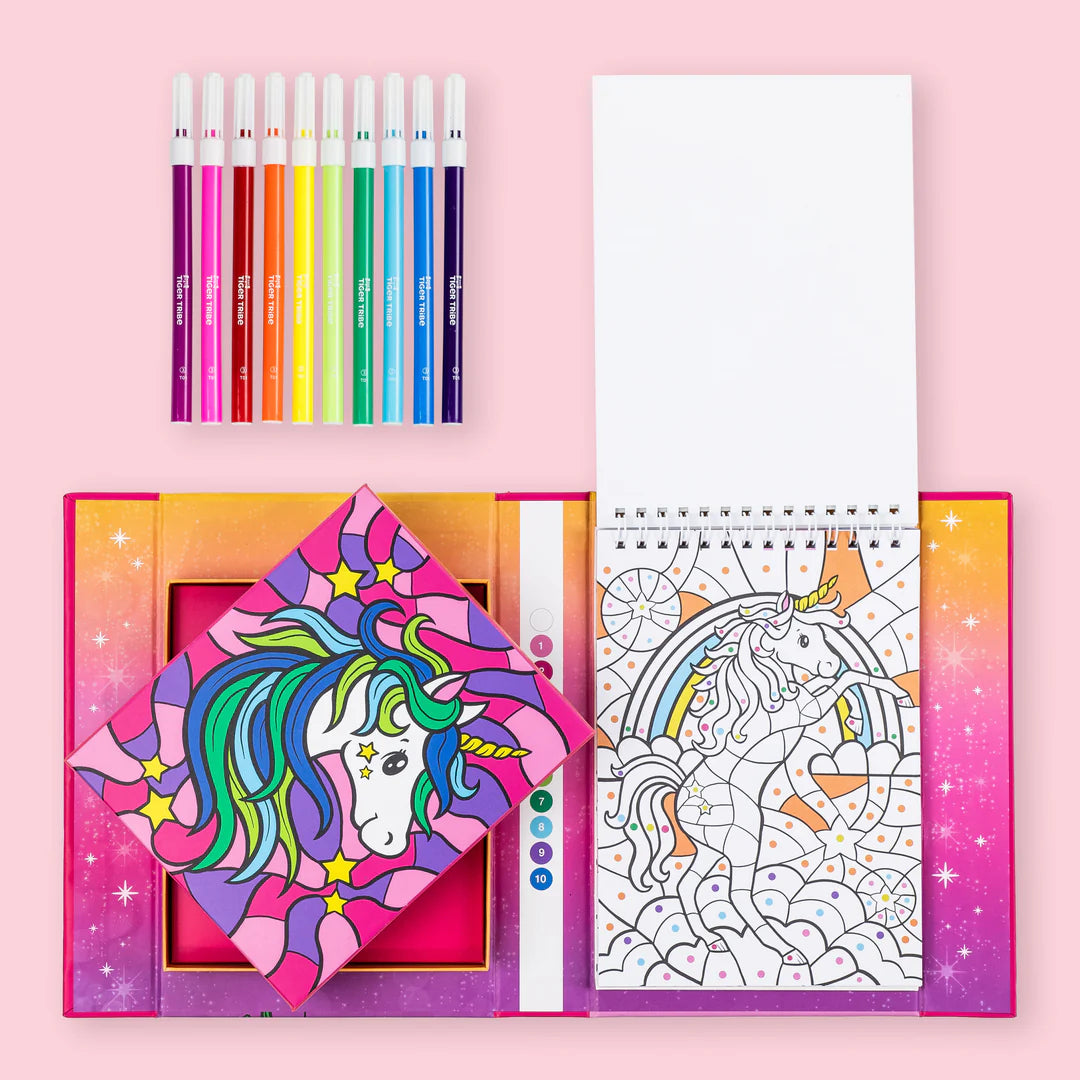 Vista aérea do conjunto Tiger Tribe para colorir aberto, revelando os 10 marcadores alinhados, uma caixa decorada e um caderno com uma ilustração de unicórnio para colorir por números.