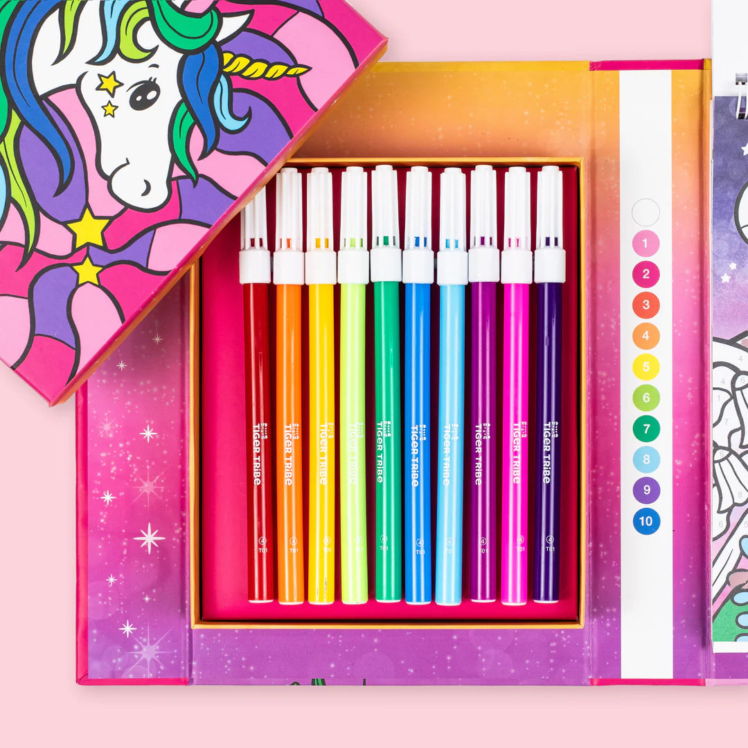 Detalhe dos 10 marcadores coloridos dentro da caixa do conjunto Tiger Tribe, com a capa ilustrada de um unicórnio e a paleta de cores numerada visível ao lado.