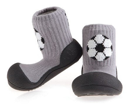 Calçado respeitador Attipas Sportage Gray para bebé, com design de bola de futebol e sola antiderrapante preta.