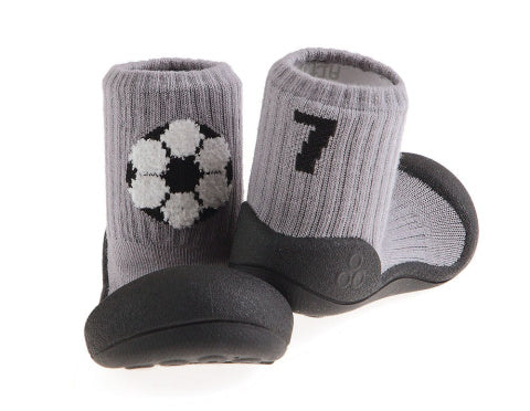 Detalhe do calçado Attipas Sportage Gray, mostrando o design da bola de futebol e o número 7 na parte traseira da meia.