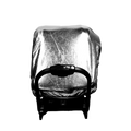 Vista traseira da capa anti-térmica da Axkid numa cadeira auto, evidenciando como se ajusta em torno do encosto de cabeça e da estrutura.