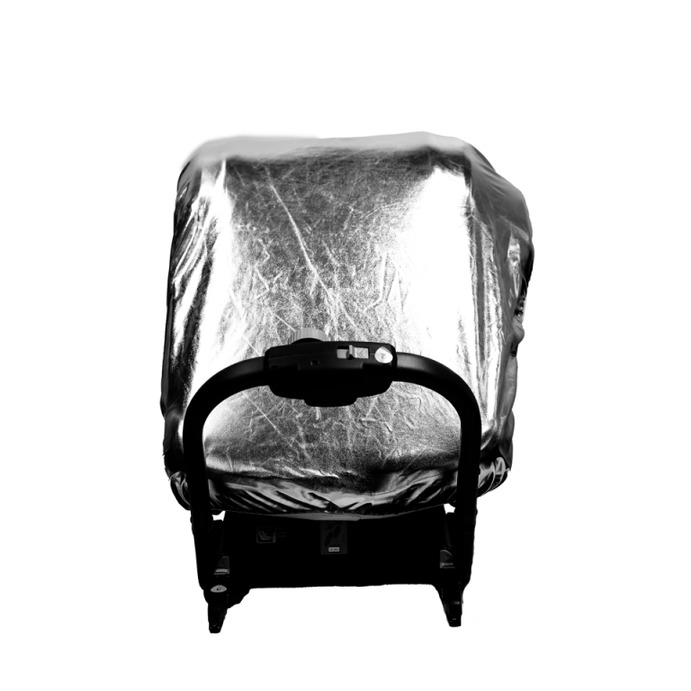 Vista traseira da capa anti-térmica da Axkid numa cadeira auto, evidenciando como se ajusta em torno do encosto de cabeça e da estrutura.