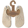 Par de meias antiderrapantes Slipstop modelo "Areia", em tom bege com pequenos detalhes brancos. Fabricadas com tecido respirável e de secagem rápida, possuem solas antiderrapantes para maior segurança em superfícies molhadas e secas. Ideais para piscina, praia, casa ou parques infantis.