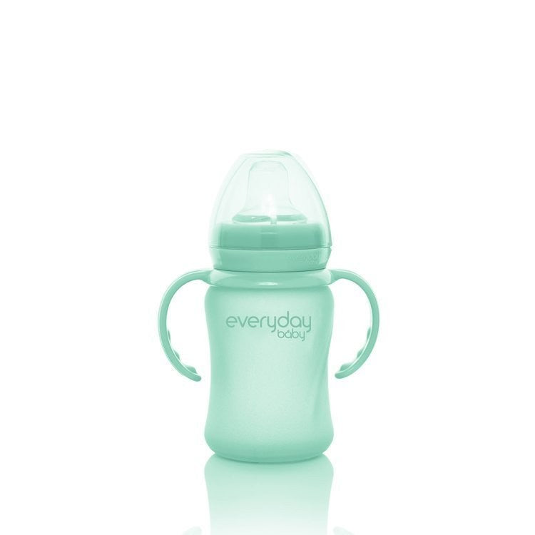 Biberão de aprendizagem Everyday Baby de 150ml em verde-água, com asas e tampa, em fundo branco.