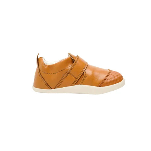 Vista lateral do sapato de bebé BOBUX Xplore Camel em pele, com a sua tira de velcro e biqueira reforçada para gatinhar.