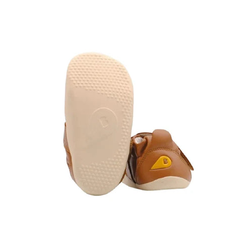 Sola ultra-flexível e detalhe do calcanhar do sapato respeitador BOBUX Xplore Camel, mostrando o logótipo B amarelo.