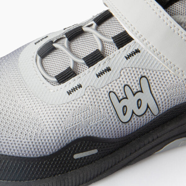 Detalhe da biqueira e zona de ajuste das sapatilhas Baby Lobitos Sport Sprint (Negra) com logo.