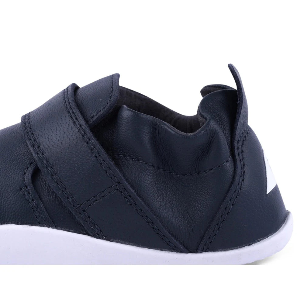 Detalhe do calçado Bobux Xplore Navy, mostrando a textura do couro macio e o fecho de velcro ajustável.