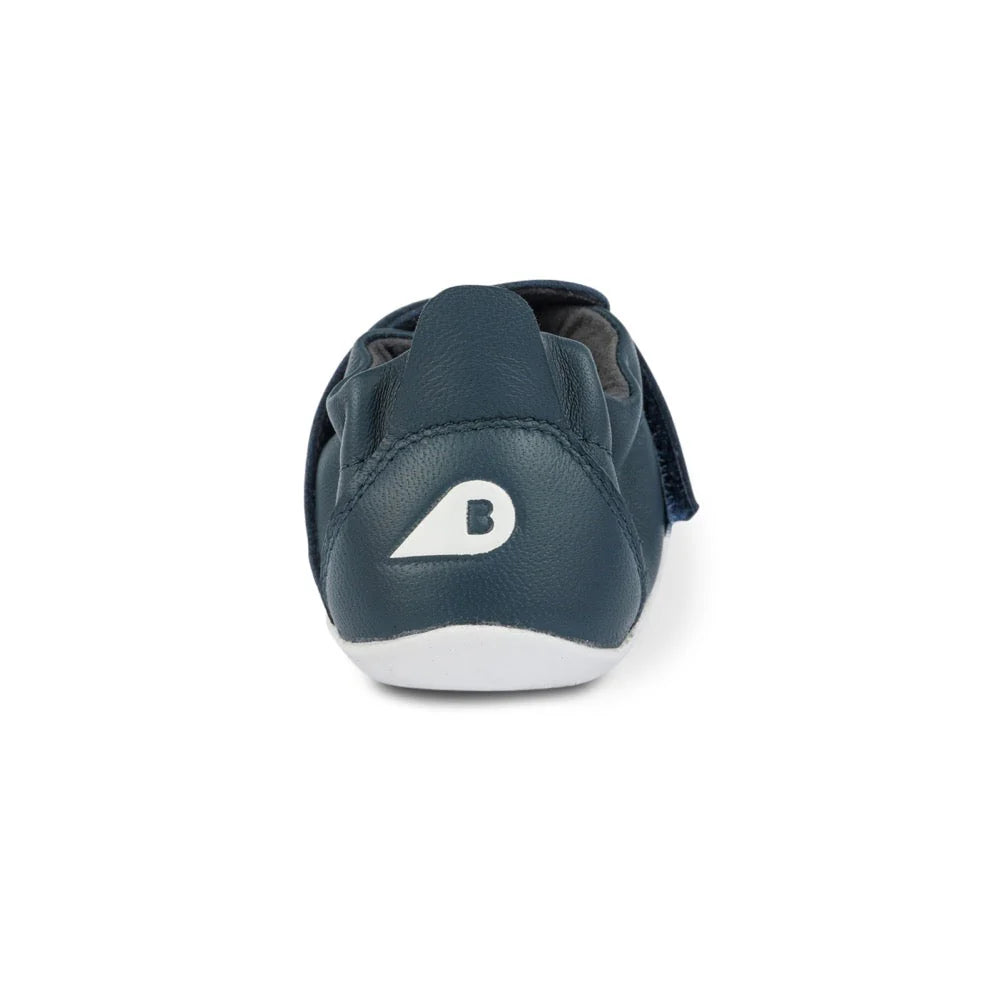 Vista traseira do calçado Bobux Xplore Navy, com o logótipo Bobux em branco na parte de trás.