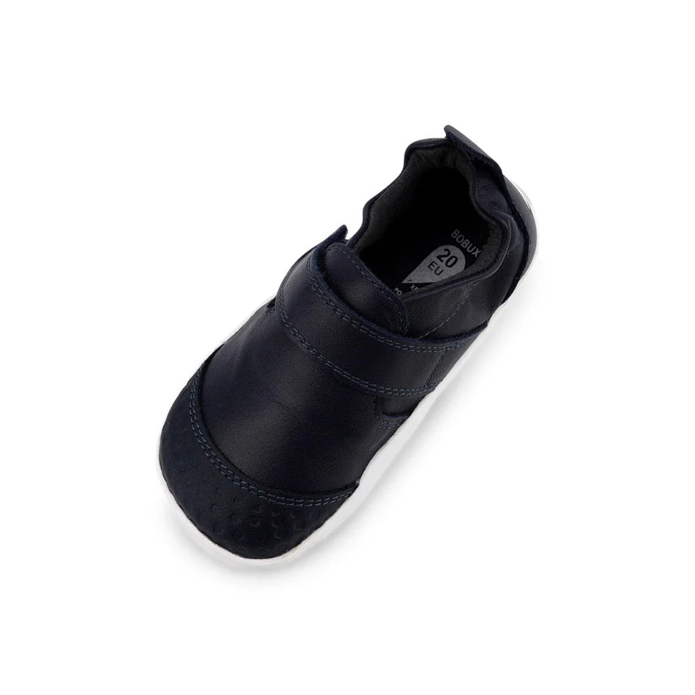 Calçado Bobux Xplore Navy visto de cima, exibindo a biqueira larga e a etiqueta de tamanho EU 20 no interior.