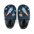 Par de sapatos Bobux Cosmic Rocket Soft Sole em azul-marinho, vistos de cima, com foguetões, estrelas e um OVNI bordados.