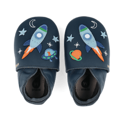 Par de sapatos Bobux Cosmic Rocket Soft Sole em azul-marinho, vistos de cima, com foguetões, estrelas e um OVNI bordados.