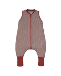 Pijama manta MolisandCo TOG 2.5 com pés e meias antiderrapantes na cor Burgundy Stripes, vestido por uma criança
