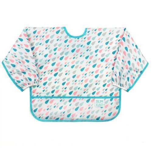 Babete Bumkins de manga comprida com padrão de gotas de chuva em tons de azul, rosa e cinzento, com acabamento turquesa.