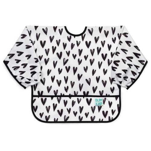 Babete Bumkins de manga comprida, branco com padrão de corações pretos, com bolso frontal e acabamento preto.